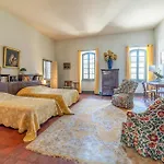 Casa de Férias Beautiful Home In Lezignan-Corbieres Lézignan-Corbières